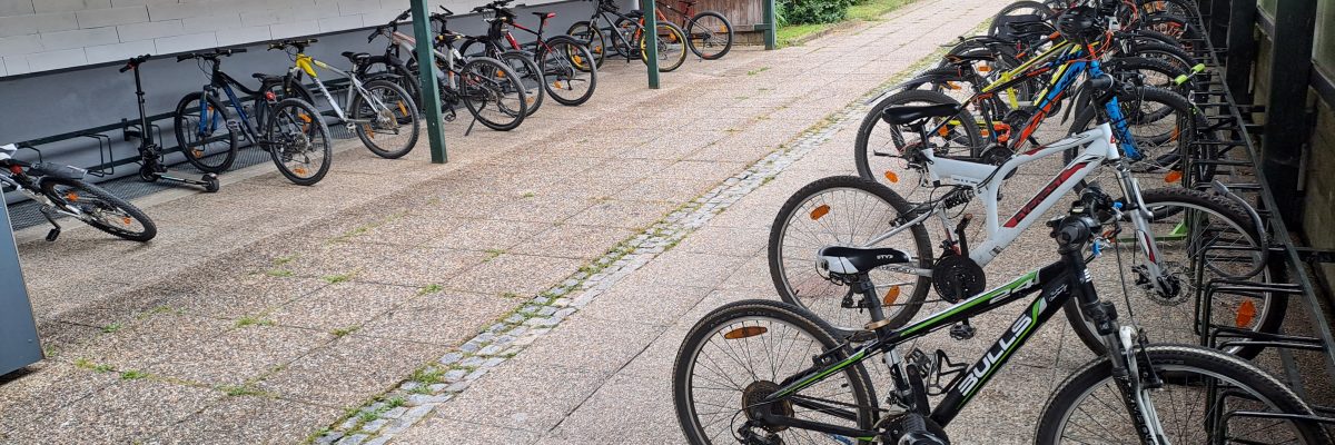 Dieses Bild zeigt Fahrräder der Schüler der Mittelschule Munderfing.