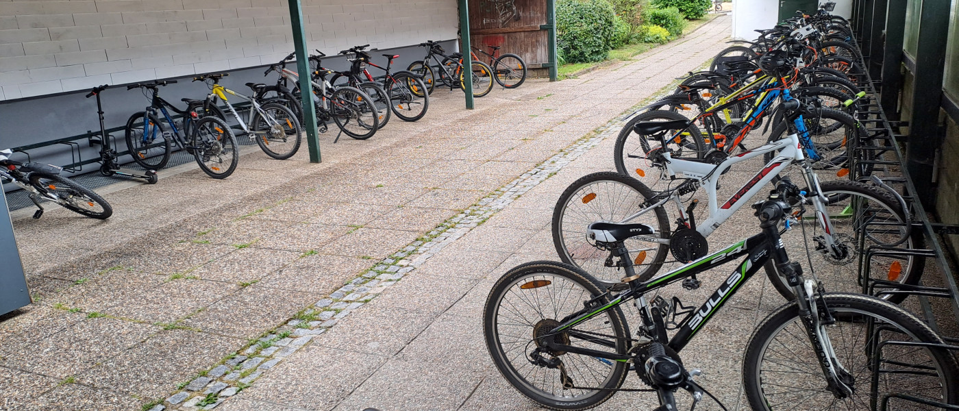 Dieses Bild zeigt Fahrräder der Schüler der Mittelschule Munderfing.
