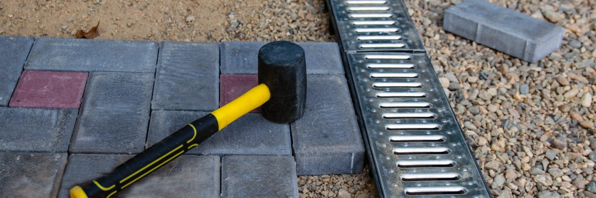 Dieses Bild zeigt ein Rigol und Plaster in Arbeit - Adobe Stock Foto