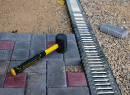 Dieses Bild zeigt ein Rigol und Plaster in Arbeit - Adobe Stock Foto