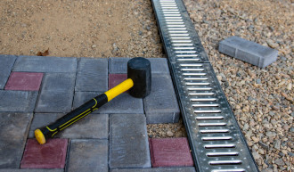 Dieses Bild zeigt ein Rigol und Plaster in Arbeit - Adobe Stock Foto