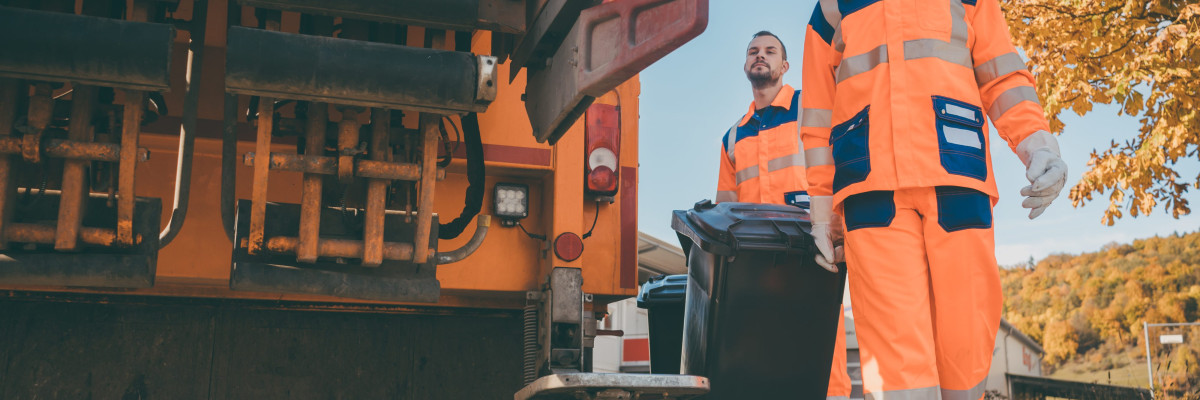 Dieses Bild zeigt die Müllabfuhr bei der Arbeit