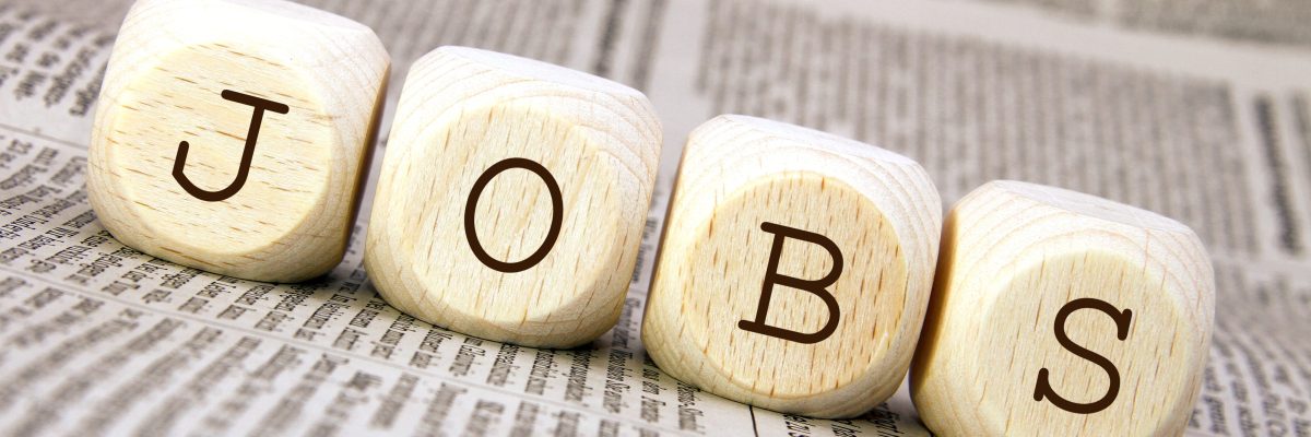 Vier Würfel mit der Aufschrift "Jobs".