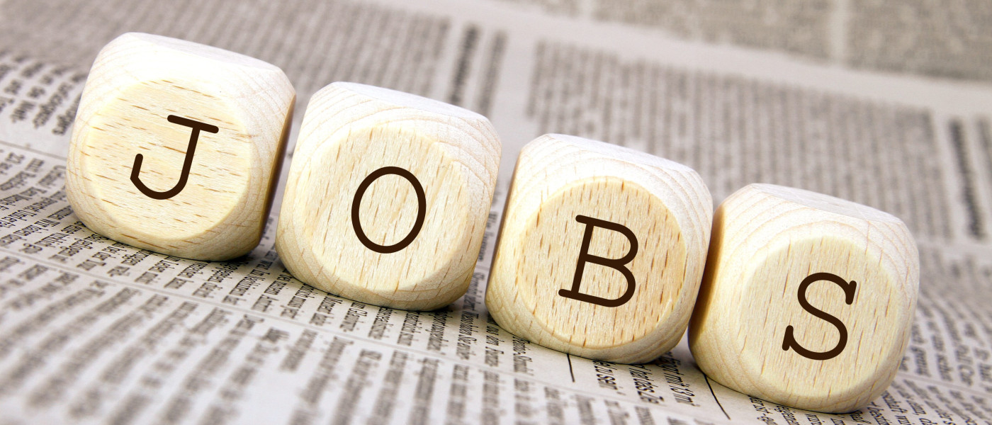 Vier Würfel mit der Aufschrift "Jobs".