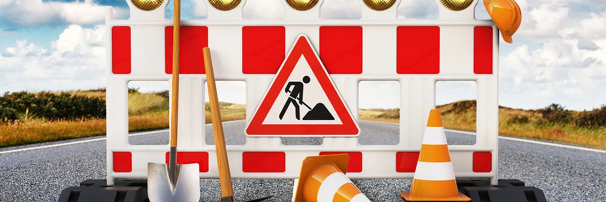 Straßensperre mit Hinweisschild "Bauarbeiten"
