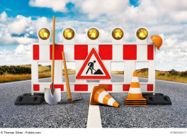 Straßensperre mit Hinweisschild "Bauarbeiten"