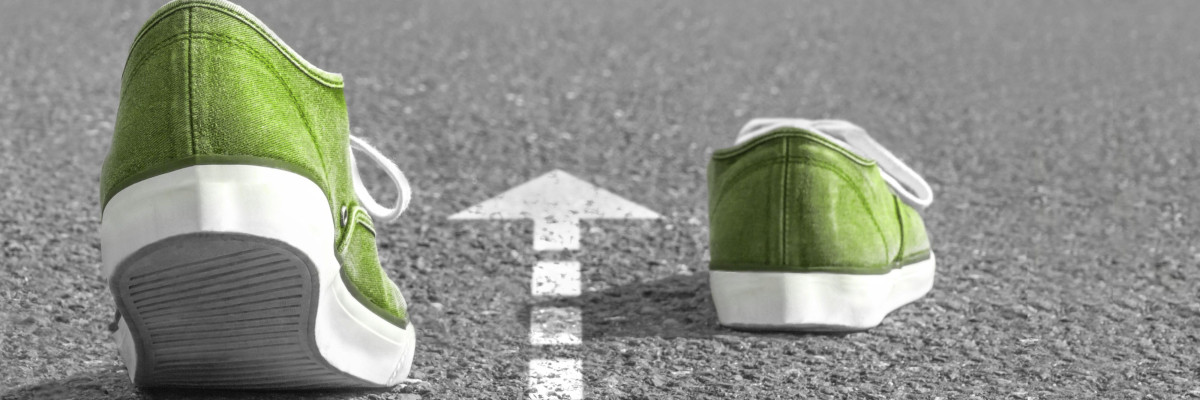 Dieses Bild zeigt zwei Schuhe mit einem Pfeil und dem Schriftzug "Du kannst etwas bewegen"