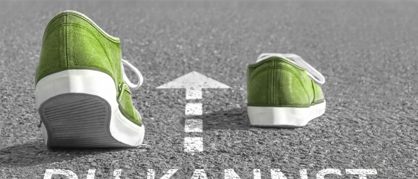 Dieses Bild zeigt zwei Schuhe mit einem Pfeil und dem Schriftzug "Du kannst etwas bewegen"