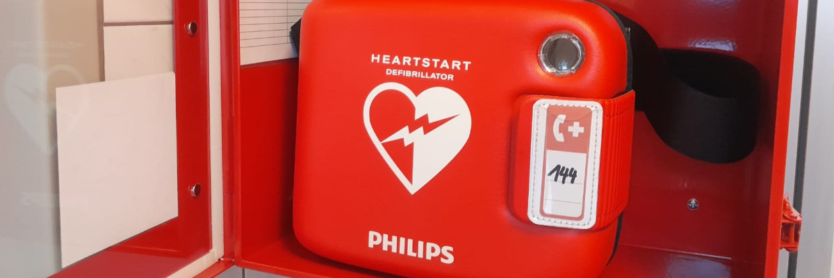 einen Defibrillator