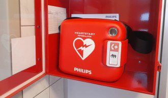 einen Defibrillator
