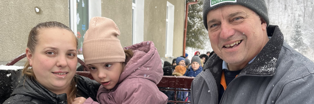 Pressefoto für die Aktion der oberösterreichischen Landlerhilfe "Christkindl aus der Schuhschachtel"