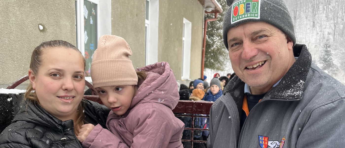 Pressefoto für die Aktion der oberösterreichischen Landlerhilfe "Christkindl aus der Schuhschachtel"