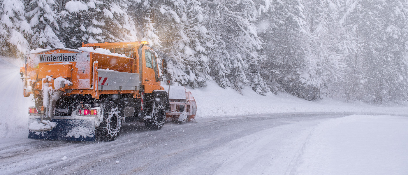 Dieses Bild zeigt eine Schneeraupe beim Winterdienst.