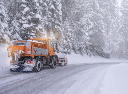 Dieses Bild zeigt eine Schneeraupe beim Winterdienst.