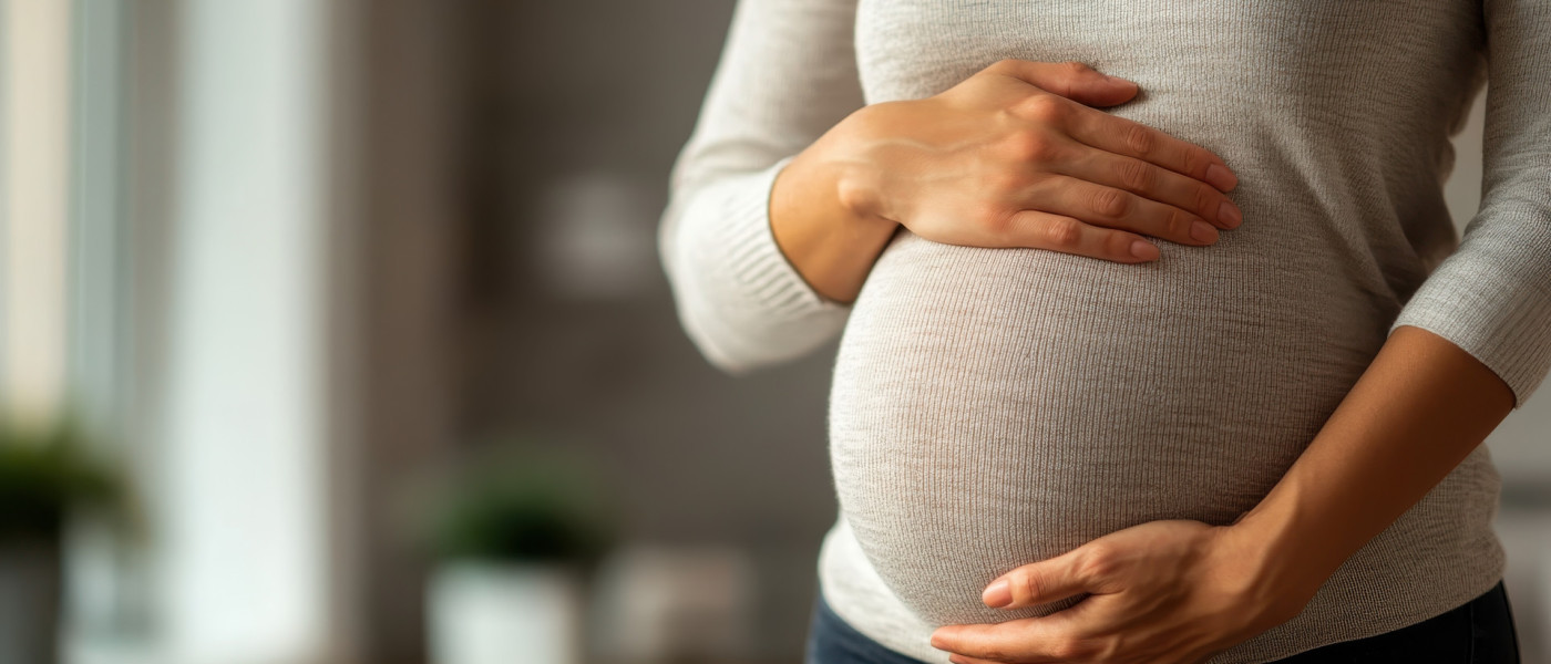 den Bauch einer schwangeren Frau