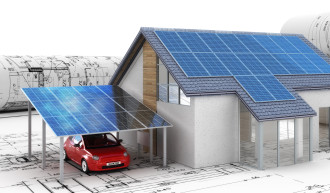 Haus mit Carport mit Photovoltaikanlagen am Dach.