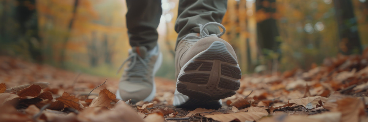 Dieses Bild zeigt die Beine eines Menschen beim wandern im Wald.