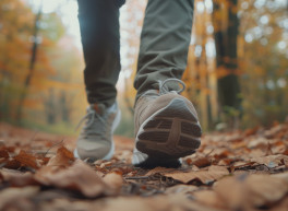 Dieses Bild zeigt die Beine eines Menschen beim wandern im Wald.