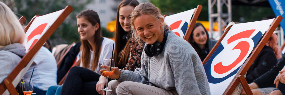 Kinobesucher bei einem Silent Cinema - Foto Adrian_Almasan