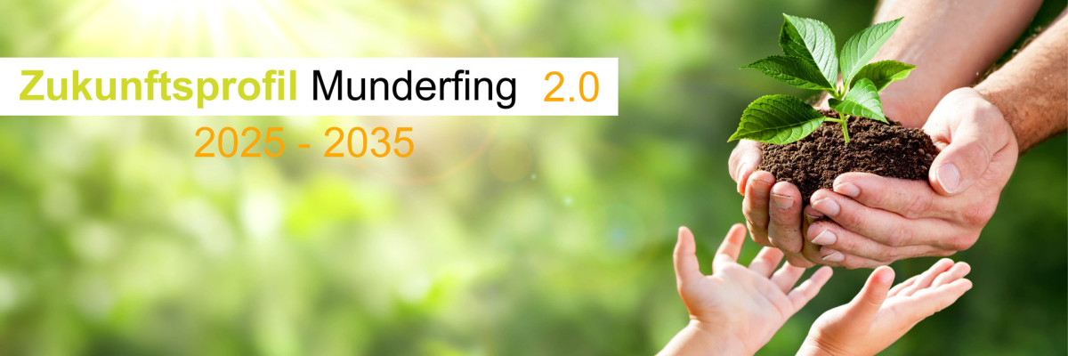 Erwachsene Hände übergeben an Kinderhände eine kleine Pflanze. Auf dem Bild steht der Schriftzug Zukunftsprofil Munderfing 2.0 2025-2035