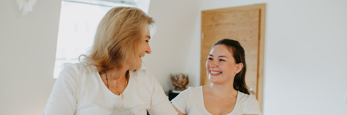2 Frauen bei einer Physioübung