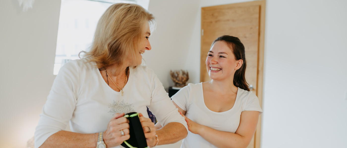 2 Frauen bei einer Physioübung