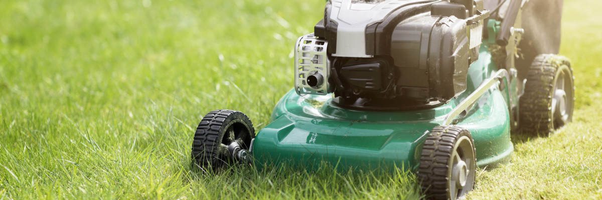 zeigt einen Rasenmäher