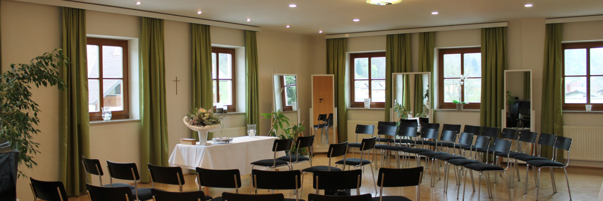 Großer Saal Musikschule für Hochzeit dekoriert