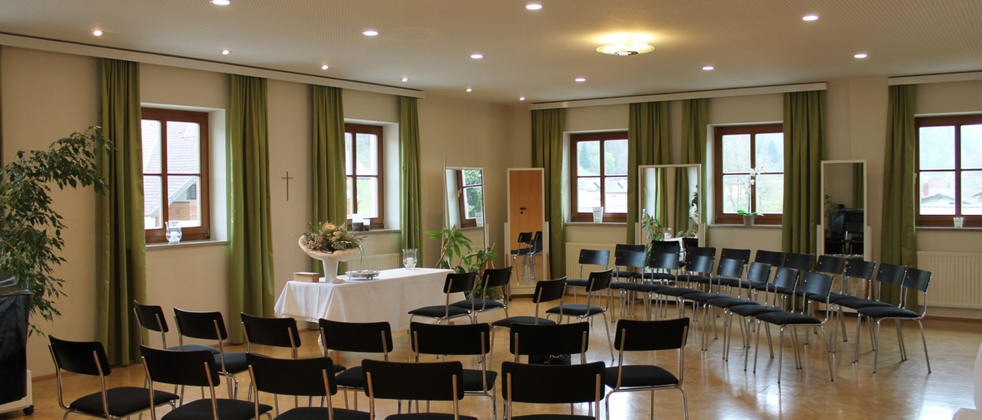 Großer Saal Musikschule für Hochzeit dekoriert