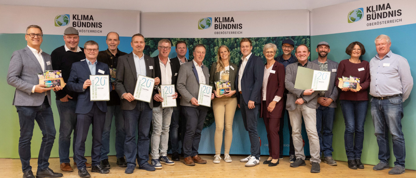 Übergabe der Urkunde für 20 Jahre Klimabündnisgemeinde beim Klimabündnis-Jahrestreffen 2025