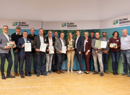 Übergabe der Urkunde für 20 Jahre Klimabündnisgemeinde beim Klimabündnis-Jahrestreffen 2025