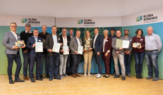 Übergabe der Urkunde für 20 Jahre Klimabündnisgemeinde beim Klimabündnis-Jahrestreffen 2025