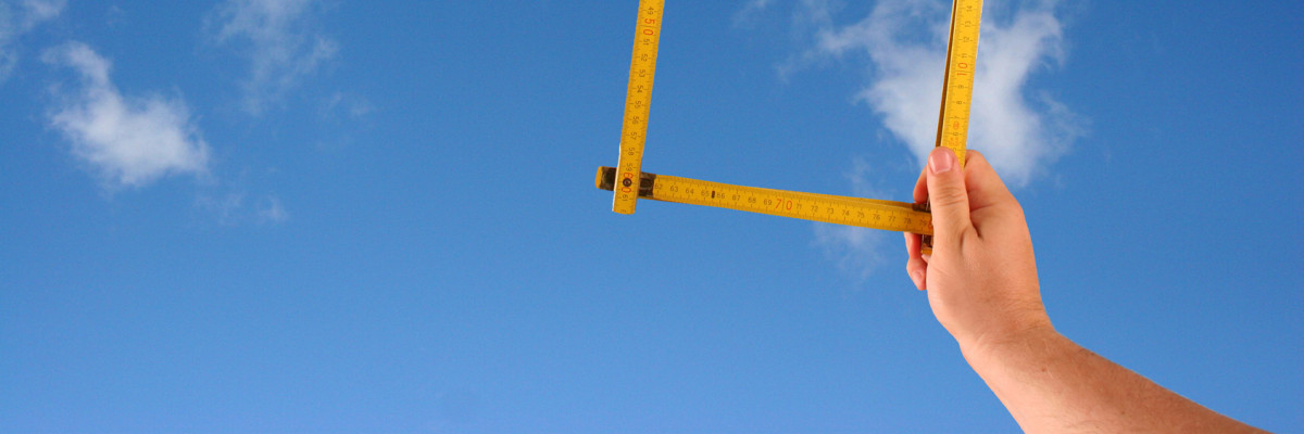 Blauer Himmel mit Haus aus Maßstab
