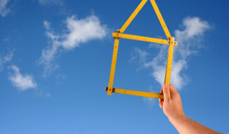Blauer Himmel mit Haus aus Maßstab