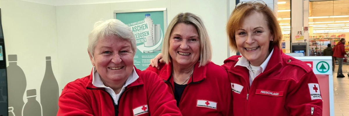 3 Frauen mit der Uniform vom roten Kreuz