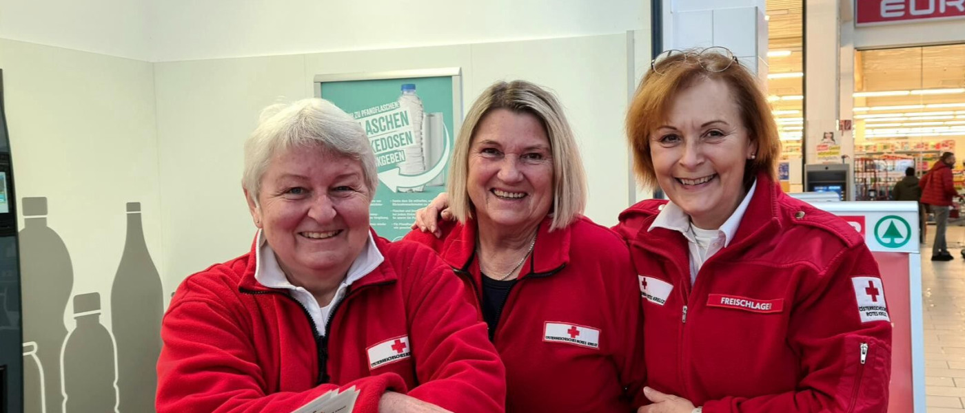 3 Frauen mit der Uniform vom roten Kreuz