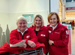 3 Frauen mit der Uniform vom roten Kreuz