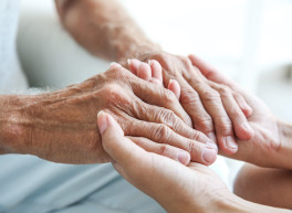 Junge und alte Hände