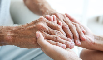 Junge und alte Hände