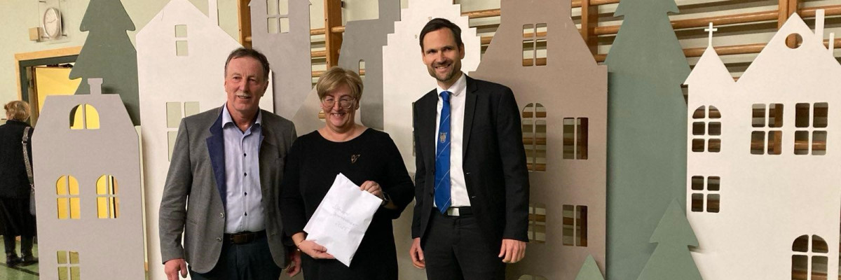 Spendenübergabe an Hilfswerk