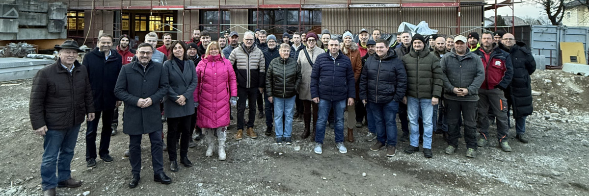 Gruppenfoto von der Gleichenfeier am 16. Dezember 2025 zum Schulbau