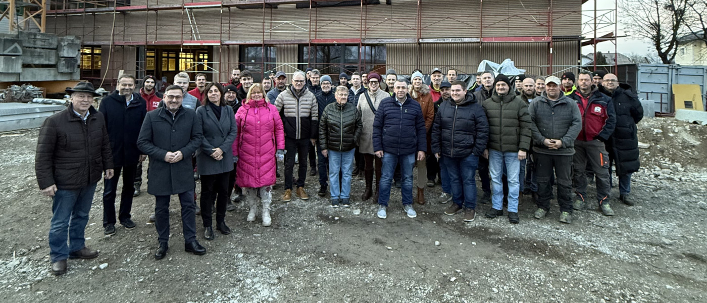 Gruppenfoto von der Gleichenfeier am 16. Dezember 2025 zum Schulbau