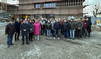 Gruppenfoto von der Gleichenfeier am 16. Dezember 2025 zum Schulbau