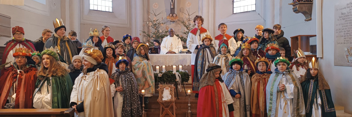 Gruppenbild der Sternsinger in der Pfarrkirche Munderfing