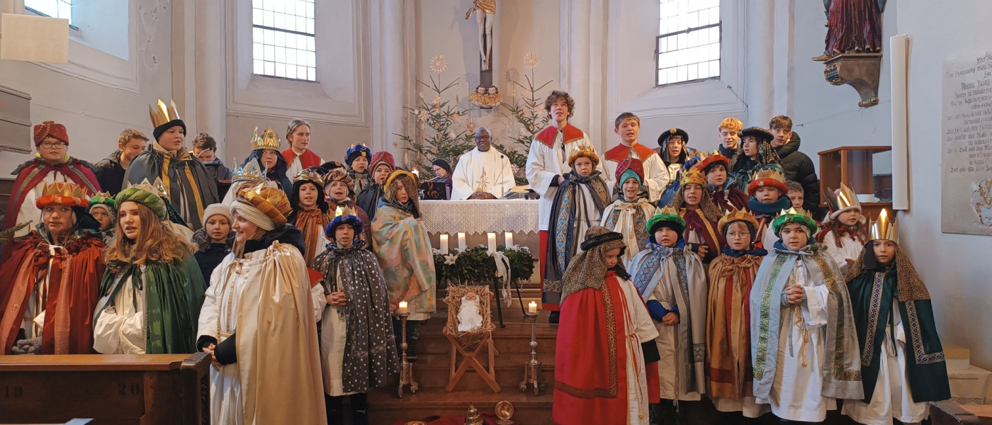 Gruppenbild der Sternsinger in der Pfarrkirche Munderfing