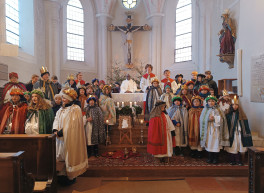 Gruppenbild der Sternsinger in der Pfarrkirche Munderfing