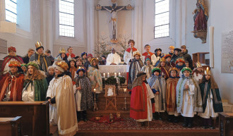 Gruppenbild der Sternsinger in der Pfarrkirche Munderfing