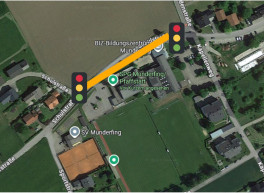 die Schulstraße in Munderfing mit Ampelregelung