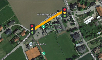 die Schulstraße in Munderfing mit Ampelregelung
