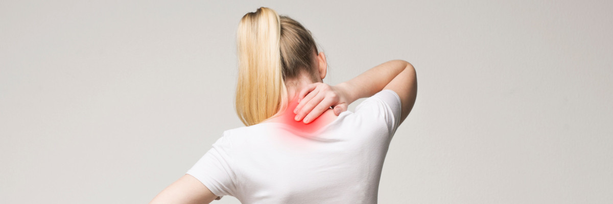 eine Frau mit Rückenschmerzen